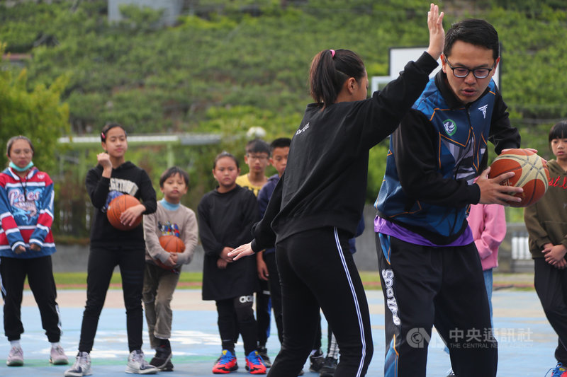 平等國小女籃隊將代表台中出征109學年度國小籃球聯賽,球員每天加強練習,認真聽取教練何慶隆(右)指導護球動作。中央社記者王騰毅攝 110年5月8日
