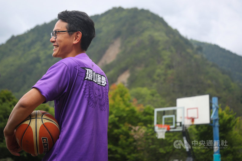 位於台中市和平區環山部落的平等國小女籃隊,由教練何慶隆(圖)指導,他對孩子們最常喊的一句話就是「不要放棄」。中央社記者王騰毅攝 110年5月8日