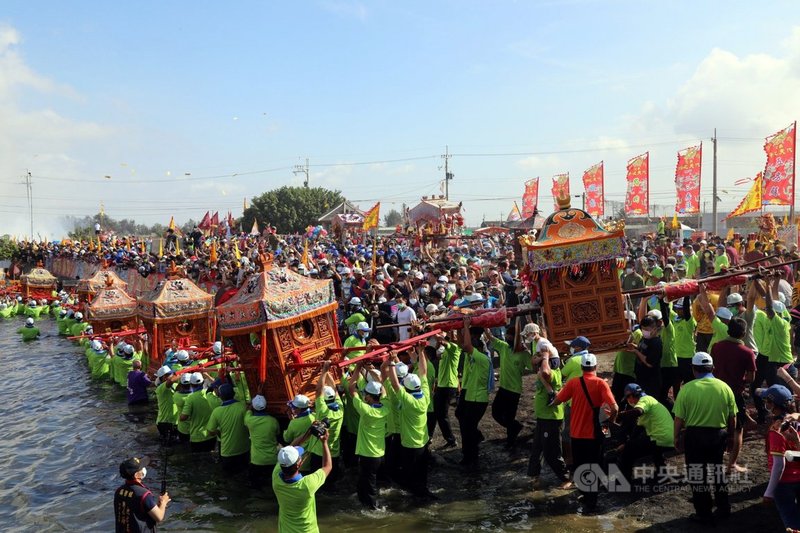 嘉義縣布袋鎮新塭嘉應廟8日上午舉辦已有183年歷史「衝水路、迎客王」祭典,吸引大批信眾共襄盛舉,宮廟神明上午陸續集結在新塭大排王船碼頭,參與這項極具特色傳統廟會文化祭典。(嘉義縣政府提供)中央社記者黃國芳傳真 110年5月8日