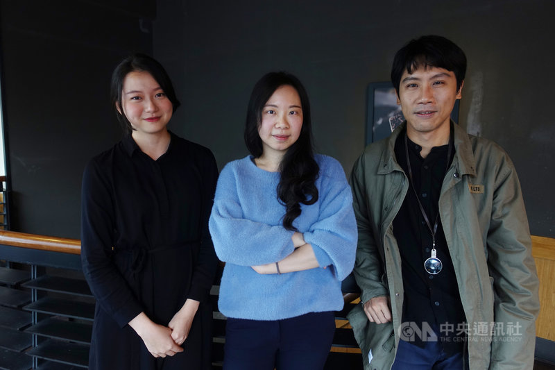 中研院近代史研究所主體客體模仿攝影計畫,讓研究學者扮演自己的研究對象,由中研院助研究員謝歆哲(中)找來攝影師汪正翔(右)、李品誼(左)合作,計畫成果獲得一片好評。中央社記者吳欣紜攝 110年5月8日