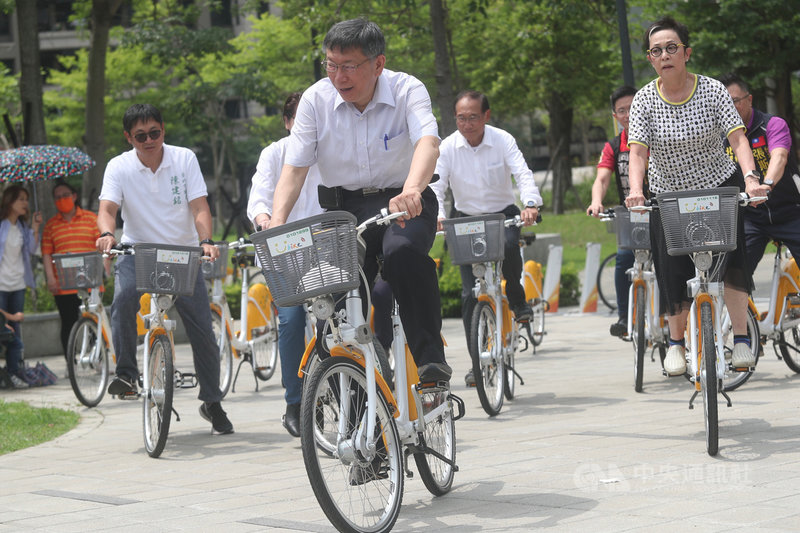台北市長柯文哲(前中)8日出席「台北市公共自行車升級計畫 YouBike2.0正式營運記者會」,親自試騎YouBike2.0。中央社記者吳家昇攝 110年5月8日