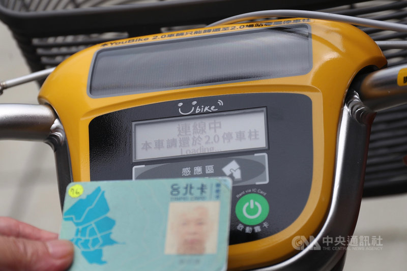YouBike 2.0於8日正式營運,YouBike 2.0與前一代最大差別在於停車柱無需電力,免去挖馬路、向台電申請用電等程序。台北市交通局表示,1.0與2.0系統不相容,呼籲民眾還車時一定要看清楚。中央社記者吳家昇攝 110年5月8日