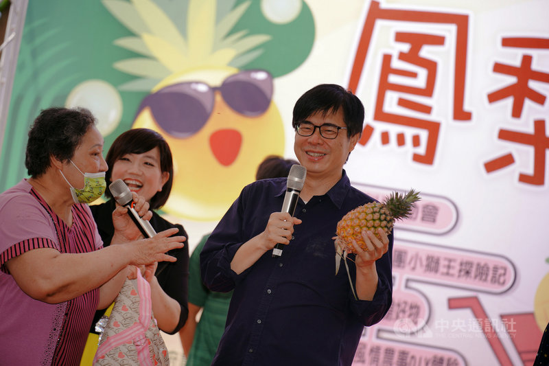 高雄市大樹區農會攜手內門區農會,8日在大樹姑山倉庫辦理「鳳梨泡泡」活動,現場安排鳳梨農媽媽們贈送市長陳其邁(右)禮物等,氣氛溫馨歡樂。(高雄市政府提供)中央社記者洪學廣傳真 110年5月8日