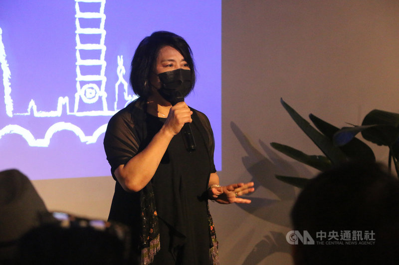 台北收藏交易中心參與主辦「布拉格藝術微旅行」藝術聯展,董事長黃鴻端深耕捷克當代藝術圈多年。她8日表示,聯展部分作品遠從捷克運送來台,疫情期間完成此浩大工程實屬不易。中央社記者陳韻聿攝 110年5月8日