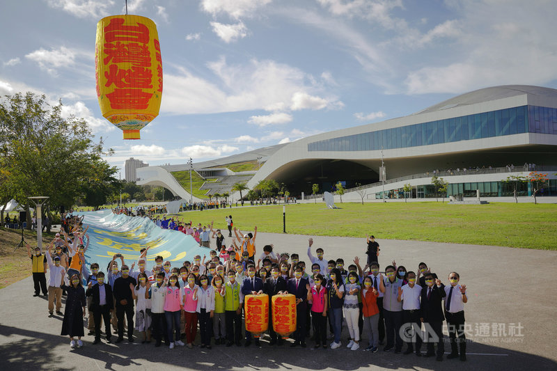 交通部8日下午在高雄市衛武營國家藝術中心舉辦「2022台灣燈會」接燈儀式,高雄市長陳其邁表示,2022 台灣燈會將是後疫情時代初登場的國家慶典,感謝交通部給高雄機會,讓高雄相隔20年再度重返高雄。(高雄市政府提供)中央社記者侯文婷傳真 110年5月8日
