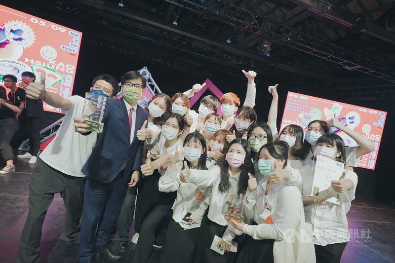 「2021青春設計節」頒獎典禮8日在高雄駁二藝術特區正港小劇場舉行,高雄市長陳其邁(前左2)與獲獎青年學子在舞台上開心合影留念,紀念難忘時刻。(高雄市政府提供)中央社記者洪學廣傳真 110年5月8日
