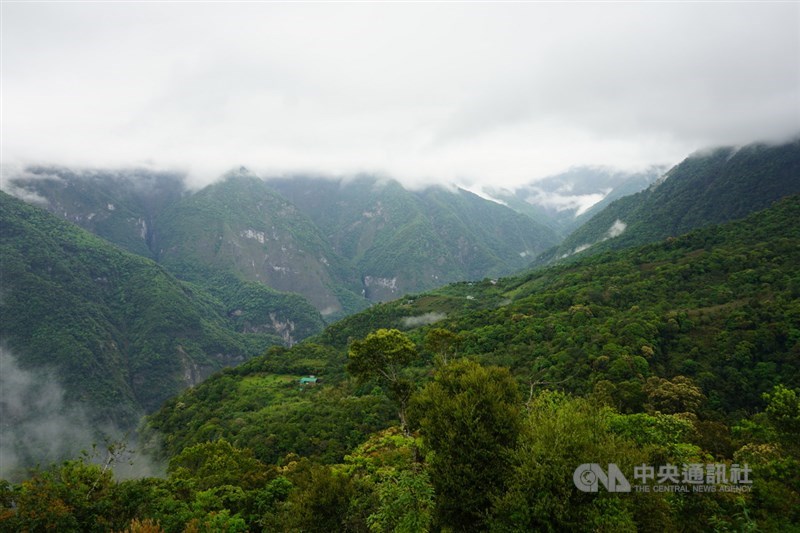 大同、大禮部落位在太魯閣國家公園，海拔約1200公尺，目前仍有20餘戶太魯閣族人留在山上，務農及經營民宿，雖距離山下只有約10公里，因車子到不了，居民進出只能靠雙腳。中央社記者張祈攝　110年5月8日