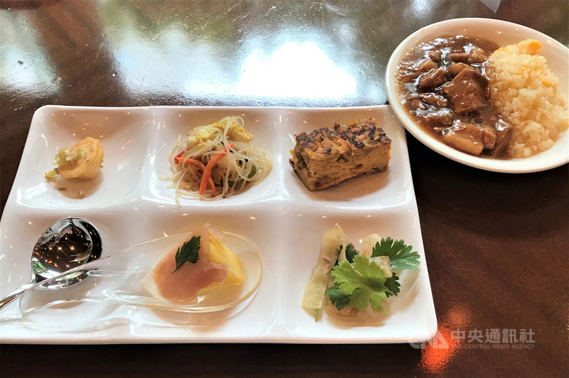 台灣觀光局東京辦事處與東京池袋的JR東日本大都會大飯店合作推出為期2個月的「好吃台灣」美食市集活動。主廚將台灣金鑽鳳梨菜,並表示也推薦吃魯肉飯。中央社記者楊明珠東京攝 110年5月8日
