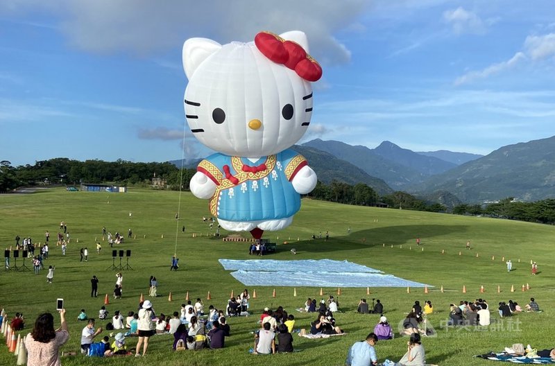 台東縣政府為今年熱氣球嘉年華打造的HELLO KITTY造型熱氣球8日亮相,在晨曦照射下,穿著布農族的「凱蒂貓」掀起熱潮。中央社記者盧太城台東攝 110年5月8日
