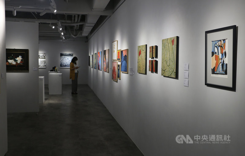 捷克經濟文化辦事處參與主辦的「布拉格藝術微旅行」藝術聯展8日開幕,展出超過10位捷克當代藝術家的作品,並規劃一系列講座,主題涵蓋捷克建築、文學、電影、教育、新藝術巨擘慕夏等。中央社記者陳韻聿攝 110年5月8日