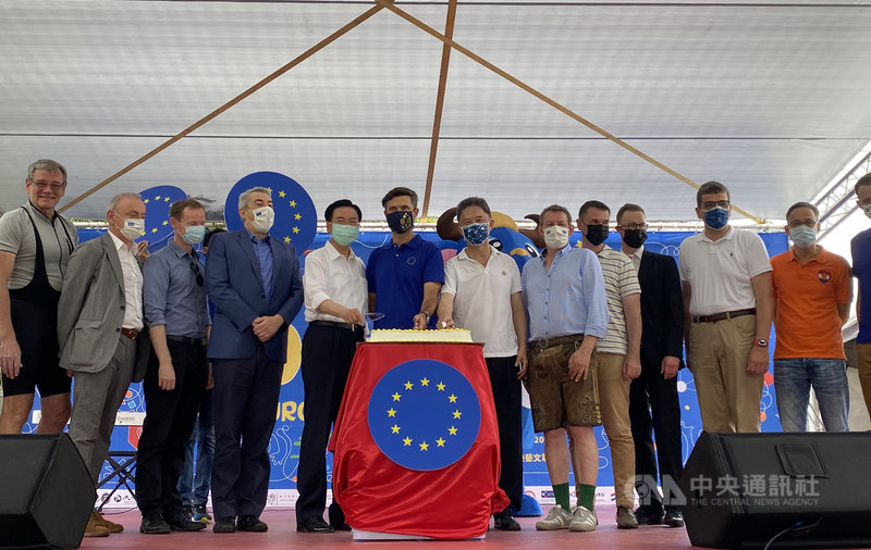 2021歐洲節5月8日在台北華山文創園區登場,外交部長吳釗燮(左五)及歐洲經貿辦事處處長高哲夫(中)等人出席致詞。中央社記者鍾佑貞攝 110年5月8日