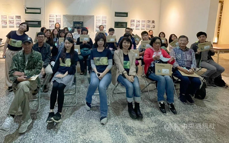 連江縣政府文化處7日晚間舉行「縮時旅行:馬祖戰地文化秘徑引路指南」新冊發表會,盼帶領讀者探索不同的馬祖戰地面貌與地方故事,吸引民眾熱情參與。(連江縣文化處提供)中央社記者邱筠馬祖傳真 110年5月8日