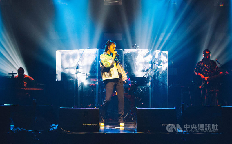 歌手A-Lin(中)7日在大直ATT SHOWBOX舉辦首場Romadiw演唱會,演唱會名稱Romadiw取自阿美族語「一起來唱歌」之意,除了邀請歌迷同樂,也代表A-Lin找回當歌手的初衷。(众悅娛樂提供)中央社記者王心妤傳真 110年5月8日