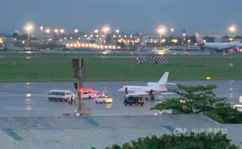 台灣駐印度代表處2名官員確診武漢肺炎,8日搭乘醫療專機返台,晚間約6時30分順利降落桃園機場,機上人員由2輛救護車分送醫院治療。中央社記者葉臻攝 110年5月8日
