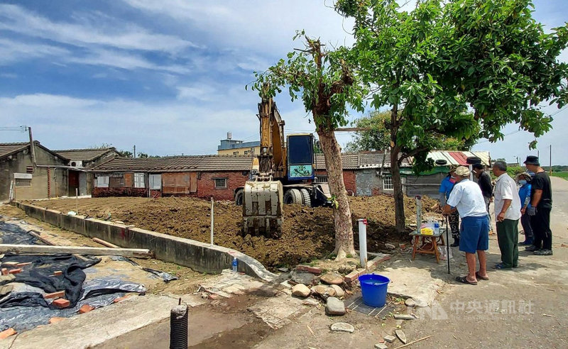 雲林縣四湖鄉3歲鄭小妹與父母、阿嬤住在老舊豬舍改建矮房,台灣希望義工團伸援會勘,決定幫鄭小妹圓夢,蓋一間鋼骨鐵皮屋,已於5月初整地,近日動工。(台灣希望義工團提供)中央社記者黃國芳傳真 110年5月8日