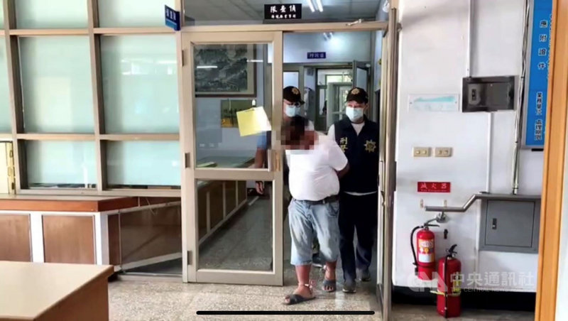 屏東縣瑪家鄉日前一處鳳梨田被偷了約1000顆鳳梨,警方追查跟監半個月,6日逮捕林嫌。(內埔警分局提供)中央社記者郭芷瑄傳真 110年5月8日