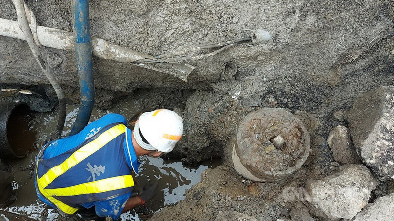 新北市蘆洲區永安南路發生水管破裂漏水事件,台灣自來水公司緊急搶修完成,預計8日晚間7時恢復交通與供水。(蘆洲區公所提供)中央社記者黃旭昇新北市傳真 110年5月8日