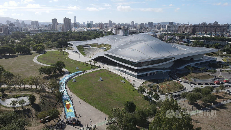 高雄市將主辦2022台灣燈會,依市府資料,屆時將是歷屆燈區場域面積最大的一屆燈會,首度結合衛武營國家藝術文化中心(圖)及高雄流行音樂中心兩大國家級指標場館,規劃出絕無僅有、獨一無二的雙場域展演。(高雄市政府提供)中央社記者侯文婷傳真 110年5月8日