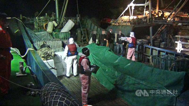 澎湖海巡隊7日首度查扣一艘中國物資運補船「順興666 號」,船上載有豬肉24箱與蔬果等38項,疑提供給海上作業中國漁船,澎湖縣政府衛生局與防檢單位全面消毒與燒燬,防堵非洲豬瘟及武漢肺炎(2019冠狀病毒疾病,COVID-19)疫情流入。(澎湖海巡隊提供)中央社 110年5月8日