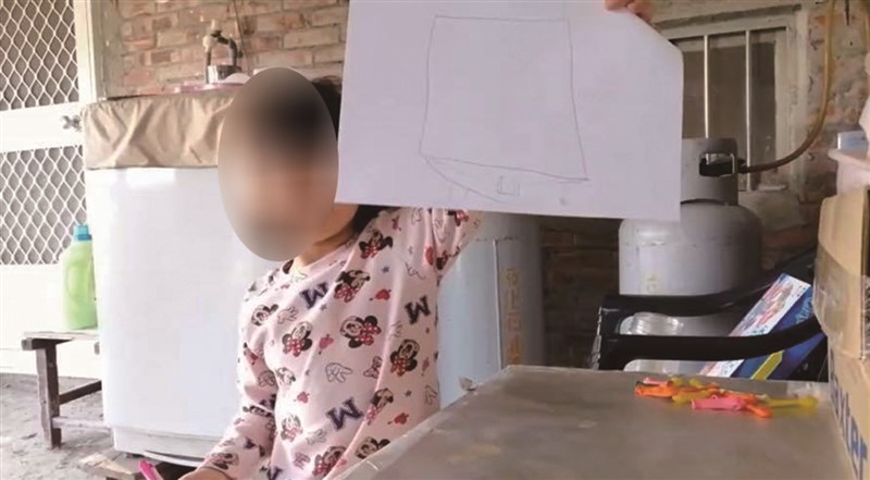 雲林縣四湖鄉3歲鄭小妹與父母、阿嬤住在老舊豬舍改建的矮房,鄭小妹畫出心目中的新家,感動台灣希望義工團。(台灣希望義工團提供)中央社記者黃國芳傳真 110年5月8日