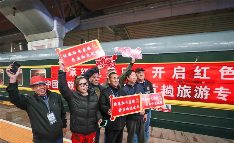 中共今年建黨屆滿百年,全國各地鐵路部門推出「紅色專列」,結合教育和旅遊經濟雙重目的「紅色旅遊」迎來新一波熱潮。(中新社)