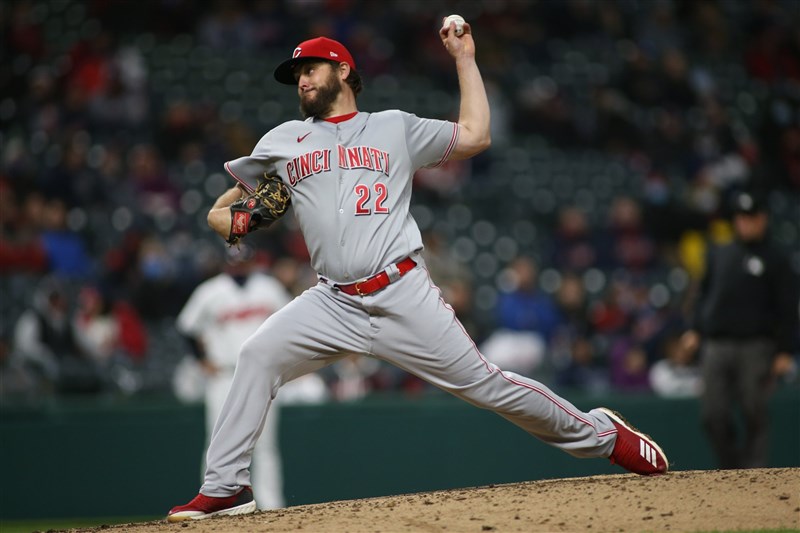 MLB紅人左投麥利(前)7日完投9局,送出8次三振、1次保送,沒被擊出任何安打,靠著他的無安打比賽,球隊3比0完封印地安人。(圖取自twitter.com/reds)