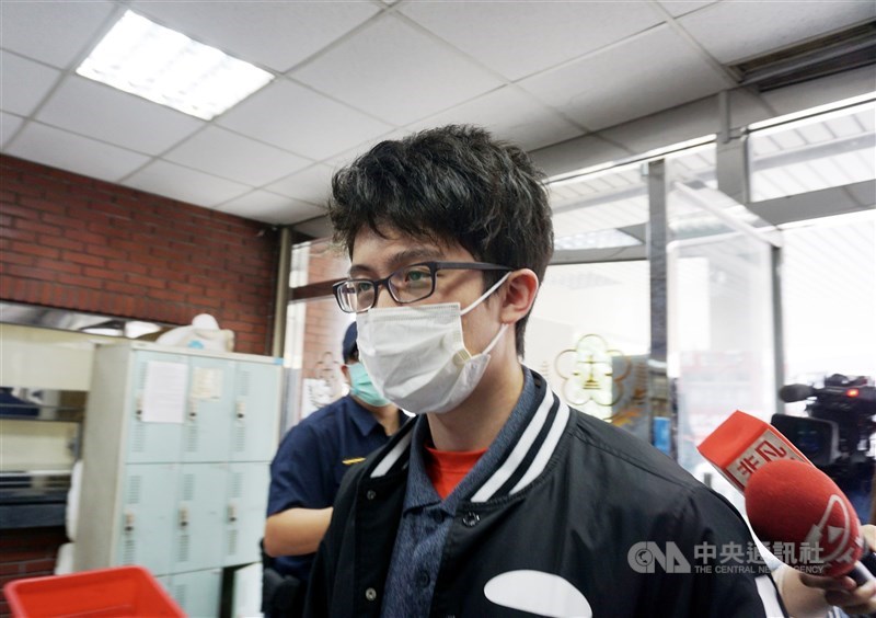 藝人孫鵬、狄鶯之子孫安佐(圖)涉槍砲案遭起訴,士院認為,本案尚未完成審理程序,且有相當理由足認孫安佐有逃亡之虞,裁定自26日起繼續限制出境、出海8個月。(中央社檔案照片)