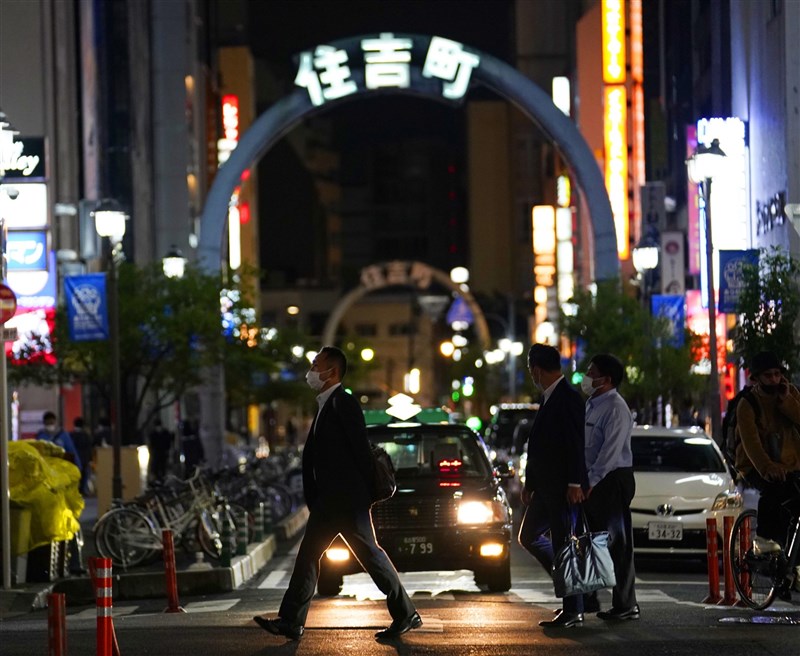 日本政府決定,東京都、大阪府等4都府縣實施的中央層級「緊急事態宣言」解禁日從5月11日延長到5月31日。且從12日起追加愛知、福岡這2縣適用緊急事態宣言。圖為7日晚間日本愛知縣名古屋榮商圈人潮。(共同社)