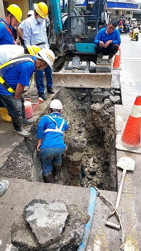 新北市蘆洲區永安南路發生水管破裂,已經暫時止水並開挖積極尋找漏水點後修復,目前影響11戶用水戶。(蘆洲區公所提供)中央社記者黃旭昇新北傳真 110年5月8日