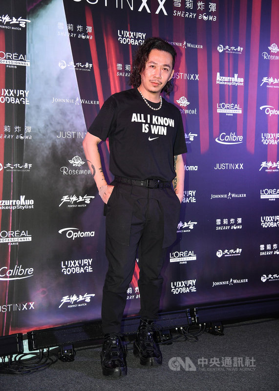 台灣設計師周裕穎的個人品牌8日在台北舉行永續時裝秀,首推跨領域結合舞台劇演出的時裝秀,盼以創新模式呈現他對時尚及永續的狂熱。中央社記者鄭清元攝 110年5月8日