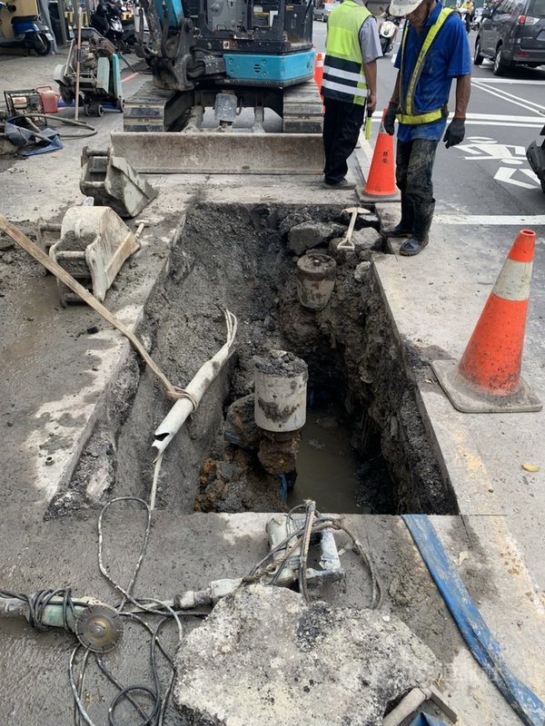 新北市蘆洲區永安南路發生水管破裂,自來水公司8日表示,已進場施工暫時止水,並開挖積極尋找漏水點後修復。(自來水公司提供)中央社記者黃旭昇新北傳真 110年5月8日