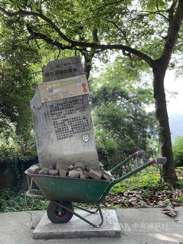 連江縣政府文化處表示,8日起開放參觀的梅石工兵教室展場,結合了歷史痕跡與藝術設計、融合新舊呈現歷史痕跡,期盼可滿足遊客體驗建築、歷史、故事之美,並感受自然美景與光影變化、空間設計巧思等。(曹辰瑩提供)中央社記者邱筠馬祖傳真 110年5月8日
