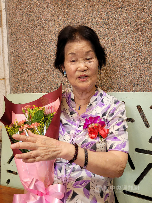 獲宜蘭縣政府選為今年模範母親的鄭林金繁,今年83歲,早年受制社會舊觀念,無緣升學,但她婚後不間斷學習,集教師、傑出農民、詩人、書法家於一身,8日開心接受縣府表揚。中央社記者沈如峰宜蘭縣攝 110年5月8日