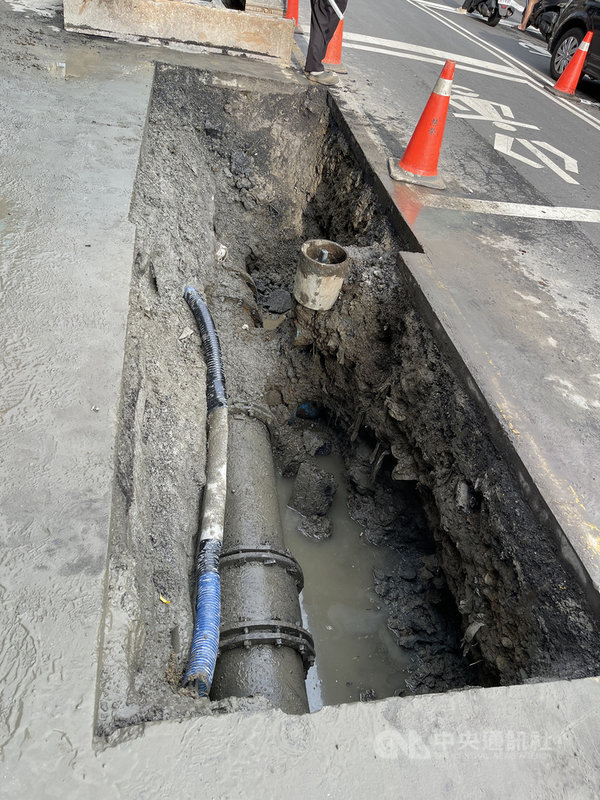 新北市蘆洲區公所8日表示,蘆洲永安南路水管破裂處,經台水公司派員緊急搶修,已經完成修復,將陸續復舊與鋪設回填道路,預計晚間7時恢復交通與供水。(蘆洲區公所提供)中央社記者黃旭昇新北市傳真 110年5月8日