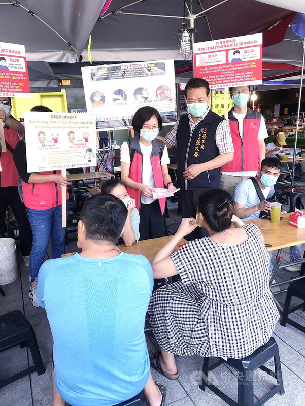 國內疫情升溫,台中市勞工局長張大春(立者右2)8日率隊前往東協廣場宣導防疫,並發送印有簡單圖示及英文、越南文、印尼文及泰文等語言的宣導文宣,呼籲移工們勤洗手、戴口罩,保持安全社交距離。(民眾提供)中央社記者趙麗妍傳真 110年5月8日