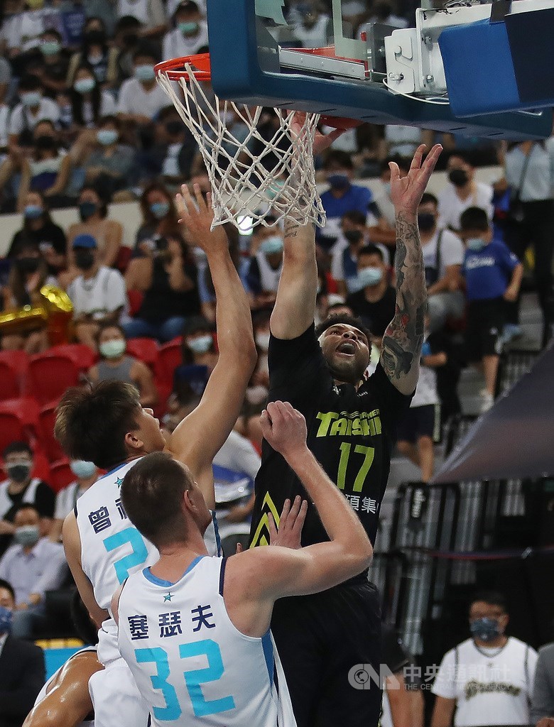 台灣職籃聯盟P. LEAGUE+總冠軍戰7日在台北和平籃球場進行首戰,福爾摩沙台新夢想家希克斯(黑衣)強攻禁區搶分。中央社記者張新偉攝 110年5月7日