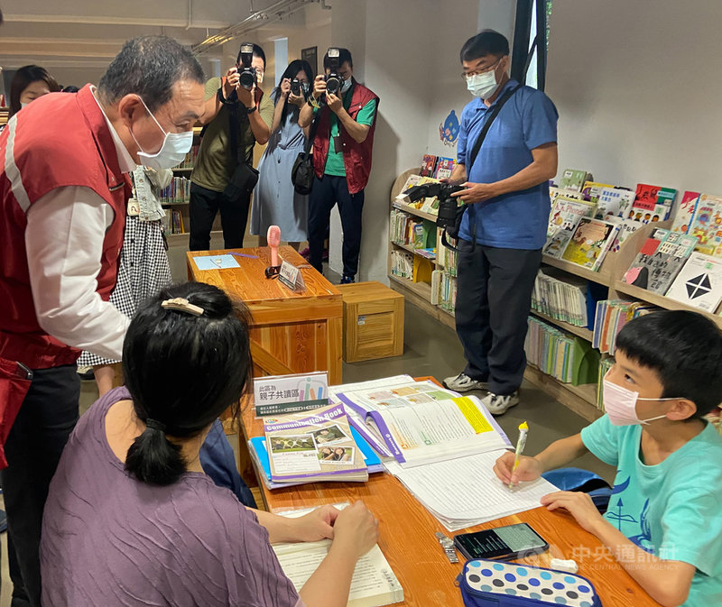 新北市長侯友宜(立者左)8日前往視察市立圖書館防疫措施,文化局表示,已加強巡查圖書閱覽室,要求不交談、戴口罩;書報閱覽室、親子閱讀空間的座椅原本連在一起,現已將座位距離拉開。(新北市文化局提供)中央社記者黃旭昇新北市傳真 110年5月8日