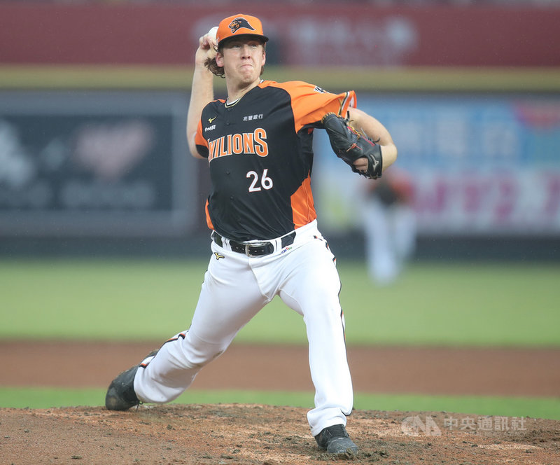 中華職棒統一獅隊8日作客桃園球場,靠著先發投手泰迪(Teddy Stankiewicz)繳出7局無失分、飆出生涯新高12次三振好投,率隊以6比2擊敗樂天桃猿隊。中央社記者張新偉攝 110年5月8日