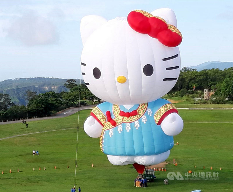 台東縣政府為今年熱氣球嘉年華打造的HELLO KITTY造型熱氣球8日亮相,亮麗的布農族傳統服飾相當吸睛。中央社記者盧太城台東攝 110年5月8日