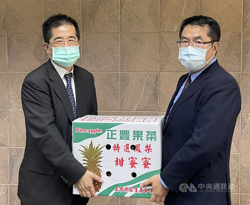 聯華電子董事長洪嘉聰(左)7日帶隊拜會台南市長黃偉哲(右),就各式議題進行意見交流,洪嘉聰也宣布將在台南科學園區12A投資P6廠,預計可增加逾1000個就業機會。(台南市政府提供)中央社記者張榮祥台南傳真 110年5月8日