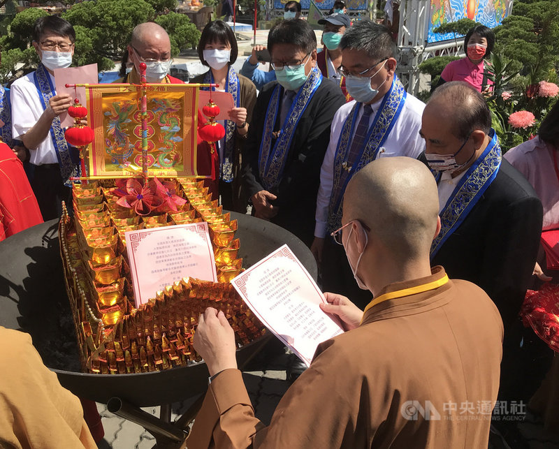 中國佛教會8日在屏東妙光禪寺舉辦「萬緣護國息災祈福大法會」,法師們禮誦「大雲輪請雨經」及「佛說海龍王經」,盼能早日化解台灣旱象,也祈求全球疫情止息。(妙光禪寺提供)中央社記者郭芷瑄傳真 110年5月8日