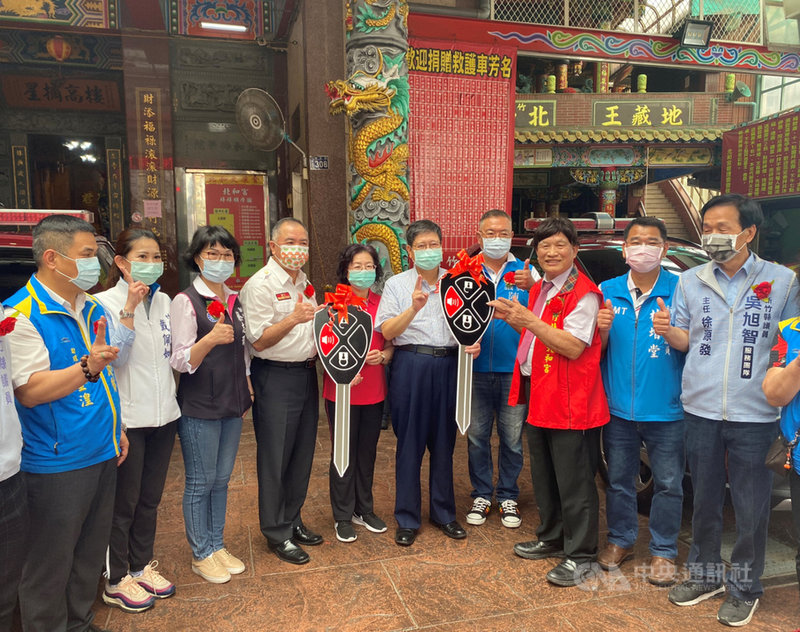 新竹縣竹北市北和宮感念消防執行各項救災工作辛勞,以信徒香油錢行善,8日捐贈2輛救災車給新竹縣政府消防局,由新竹縣長楊文科(右5)與新竹縣政府消防局長孫福佑(左4)代表受贈。(新竹縣政府消防局提供)中央社記者魯鋼駿傳真 110年5月8日