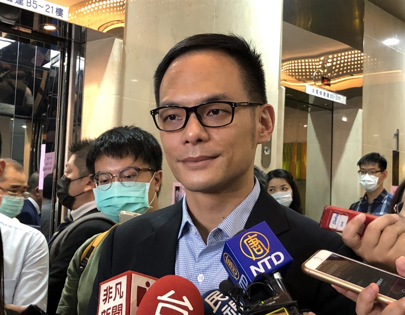 台灣大哥大總經理林之晨(前)表示,比特幣整體市值已突破1兆美元,帶動區塊鏈產業市值突破2.2兆元,超過台股市值。(中央社檔案照片)