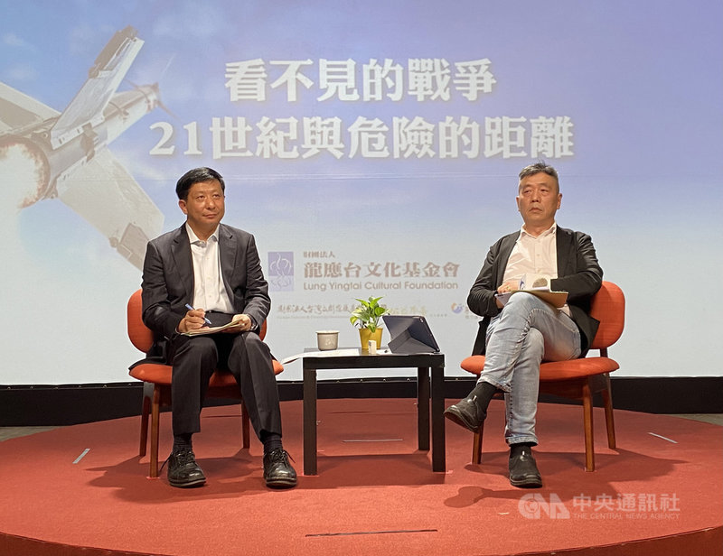 龍應台文化基金會5月8日在台北舉辦講座,主題為「島鏈戰略中的一個島-從軍事看海峽兩岸」,由國防安全研究院國防戰略與資源研究所長蘇紫雲(右)主持,國家政策研究基金會高級助理研究員揭仲(左)主講。中央社記者鍾佑貞攝 110年5月8日