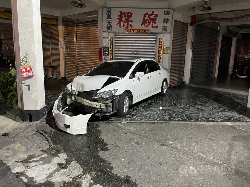高雄市9日清晨發生一起車禍肇事棄車逃逸案,警方檢視車內發現散落數十發子彈,認為案情並不單純,已成立專案小組並調閱監視器,全力查緝中。(高雄市警察局提供)中央社記者王淑芬傳真 110年5月9日