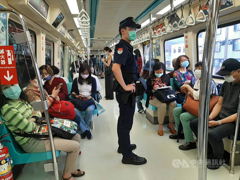 台北市警方9日指出,分析近5年捷運偷拍或性騷擾案發生最多的站體前3名,依序為忠孝復興站、台北車站和忠孝新生站。(台北市警察局捷運警察隊提供)中央社記者黃麗芸傳真 110年5月9日