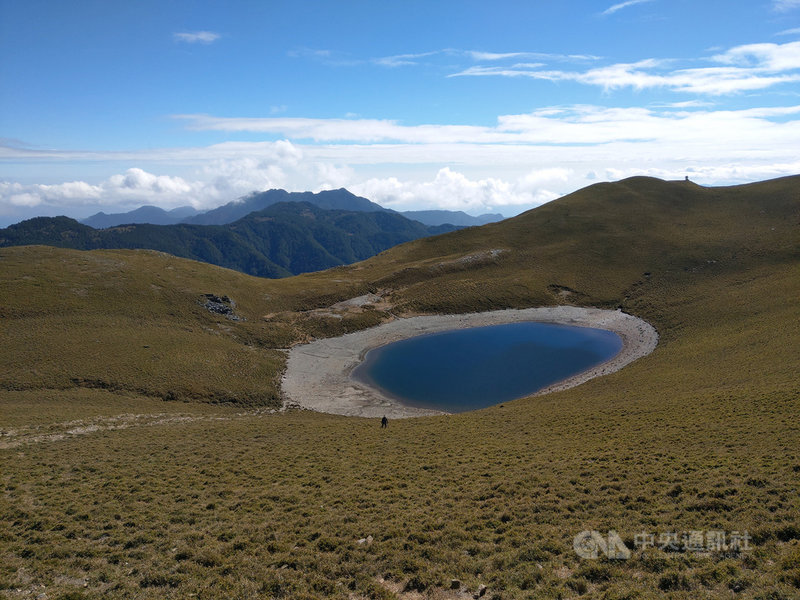 嘉明湖國家步道是台灣熱門的登山步道,也是喜愛登山民眾心中夢想一生一定要去一次的高山湖泊。台東林管處推出「嘉明湖步道登山證書」,即日起山友在體驗步道旅程後,提供照片即可申請。(台東林管處提供)中央社記者李先鳳傳真 110年5月9日