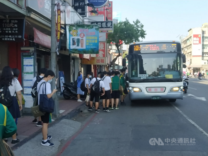 受到武漢肺炎疫情(2019冠狀病毒疾病,COVID-19)影響,高雄市公共運輸量去年大幅下滑,不過今年逐漸回穩,交通局表示,對比去年同期顯示,今年運輸量增約3成。(高市府交通局提供)中央社記者王淑芬傳真 110年5月9日