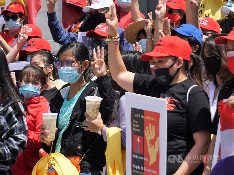 來自台灣、香港、泰國、緬甸追求民主人士8日以奶茶聯盟的名義集結在洛杉磯市政府前,呼籲各界對緬甸軍政府的專制暴行有所行動。中央社記者林宏翰洛杉磯攝 110年5月9日