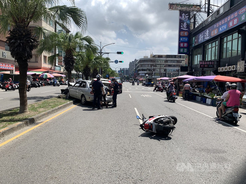 高雄市9日發生一起車禍,八旬林姓男子駕照被註銷還開車上路,疑因緊張車輛暴衝擦撞2名用路人,後來林男還撞上分隔島受傷,3人受傷送醫。(高雄市鳳山分局提供)中央社記者王淑芬傳真 110年5月9日